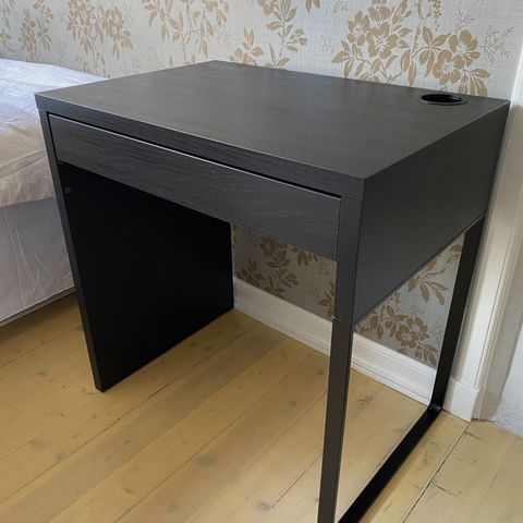 Hemnes Skrivebord 120x47cm | FINN.no Jeg ønsker å kjøpe Hemnes arbeidsbordskrivebord i brunsvart