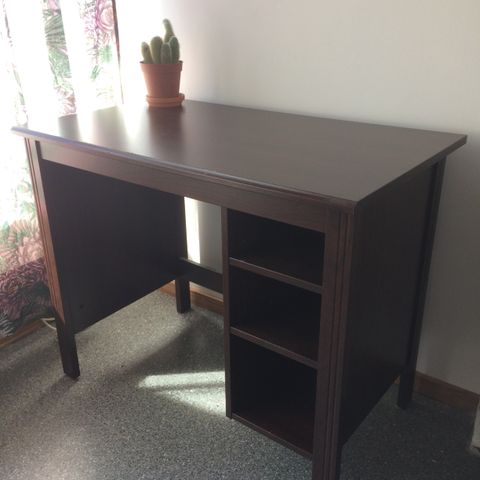Hemnes Skrivebord 120x47cm | FINN.no Jeg ønsker å kjøpe Hemnes arbeidsbordskrivebord i brunsvart