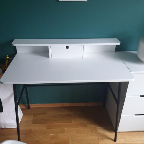 Hemnes Skrivebord 120x47cm | FINN.no Jeg ønsker å kjøpe Hemnes arbeidsbordskrivebord i brunsvart