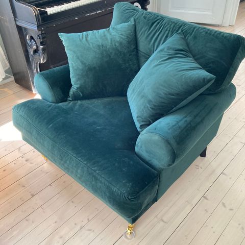 Sofa, stol og 2 puffer fra Six Bond Street | FINN.no Sofa, stol og 2 puffer fra Six Bond Street | FINN.no