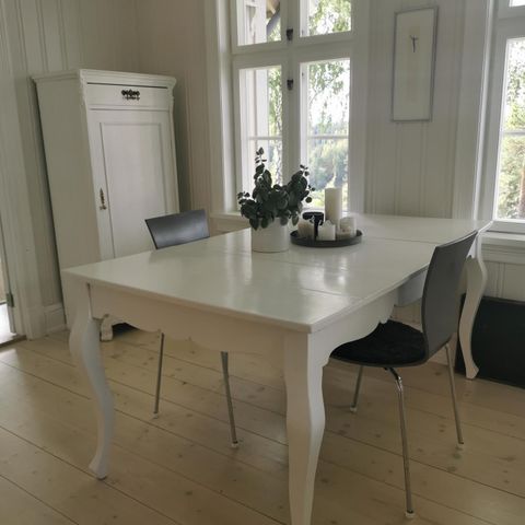 Nordic Curve Spisebord og 4 stk. Nordic Basic Classic Nordic Curve Spisebord og 4 stk. Nordic Basic Classic