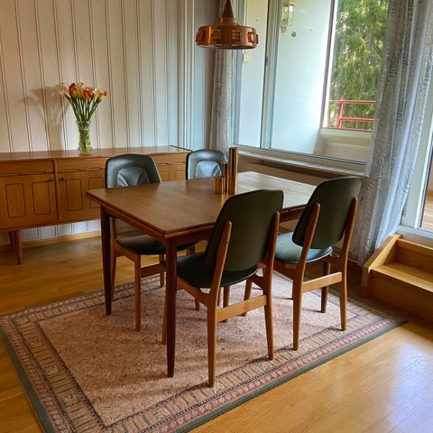 Retro spisebord med utrekkbare lemmer i teak | FINN.no Retro spisestue stoler | FINN.no
