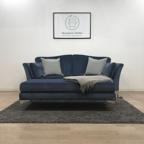 Sofa, stol og 2 puffer fra Six Bond Street | FINN.no Sofa, stol og 2 puffer fra Six Bond Street | FINN.no