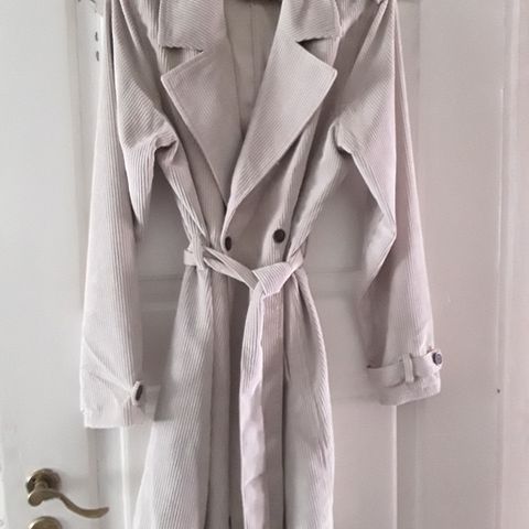 ZARA kåpe med semiskinn effekt | FINN.no ZARA kåpe med semiskinn effekt | FINN.no