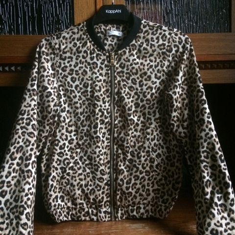 NY Floryday Langermet krage blazer | FINN.no NY Floryday Langermet krage blazer | FINN.no
