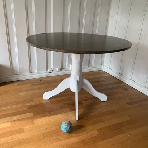 Helhvitt, rundt bord til salgs. | FINN.no Helhvitt, rundt bord til salgs. | FINN.no