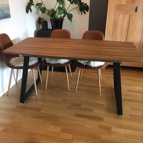 Nordic Curve Spisebord og 4 stk. Nordic Basic Classic Curve spisebord med 6 stoler | FINN.no