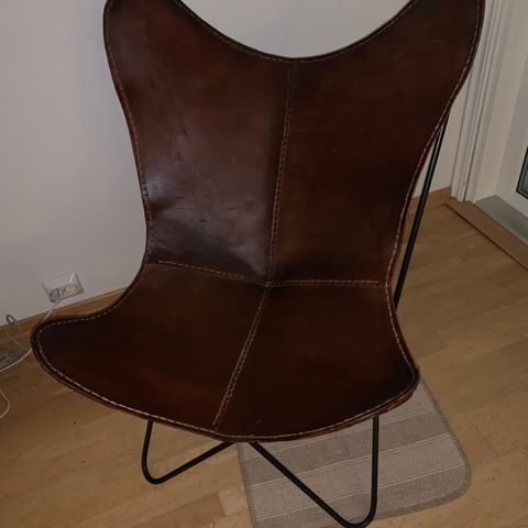 2 stk nesten nye Butterfly sommerfugl stoler i brunt skinn 2 stk nesten nye Butterfly sommerfugl stoler i brunt skinn
