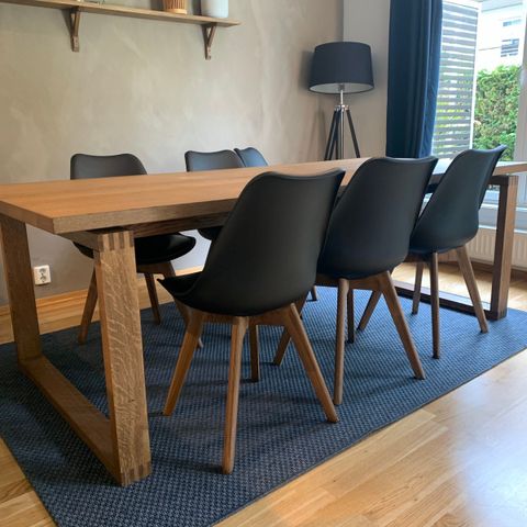 Nordic Curve Spisebord og 4 stk. Nordic Basic Classic Curve spisebord med 6 stoler | FINN.no