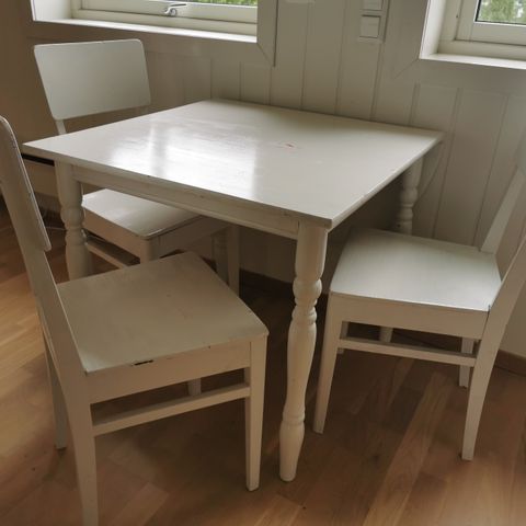 Nordic Curve Spisebord og 4 stk. Nordic Basic Classic Nordic Curve Spisebord og 4 stk. Nordic Basic Classic
