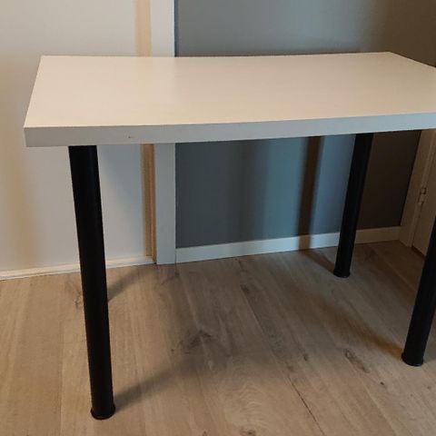 STRØKEN 100x60 skrivebord med firkantet stålben | FINN.no STRØKEN 100x60 skrivebord med firkantet stålben | FINN.no