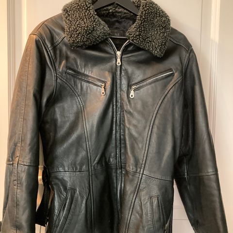 Jakke i imitert skinn fra River Island | FINN.no Jakke i imitert skinn fra River Island (XL) | FINN.no