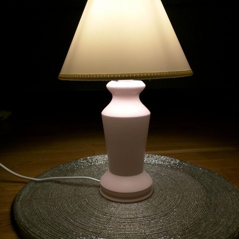 Bordlampe; Kurant lampefot i støpt messing med plisseskjerm Bordlampe; Kurant lampefot i støpt messing med plisseskjerm
