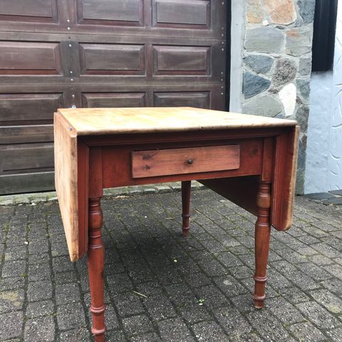 Fott gammelt skrivebord i heltre Eik | FINN.no Fott gammelt skrivebord i heltre Eik | FINN.no