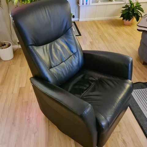 Flott relaxing stol i skinn. | FINN.no Flott relaxing stol i skinn. | FINN.no