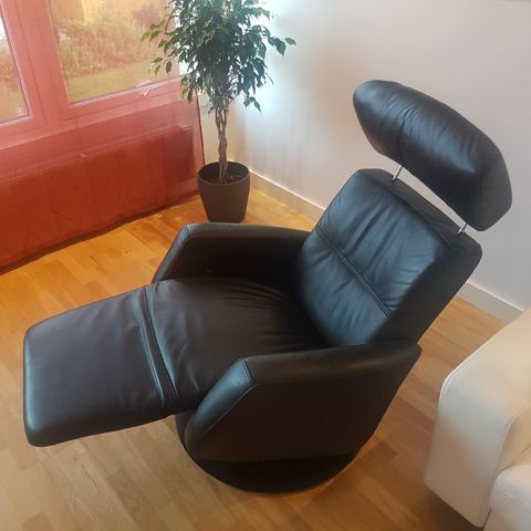 2 Lenestoler Contura hud 50.10 basic sort med krakk | FINN.no 2 Lenestoler Contura hud 50.10 basic sort med krakk | FINN.no