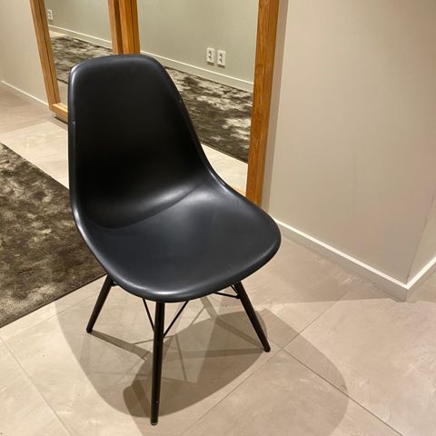 Hvite Charles Eames stoler | FINN.no Charles Eames stoler med pute | FINN.no