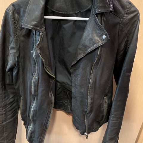 Sort skinnjakke fra Zara (L) | FINN.no Sort skinnjakke fra Zara (L) | FINN.no