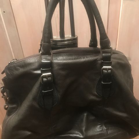 Guess veske, 100% ekte skinn | FINN.no Guess veske, 100% ekte skinn | FINN.no