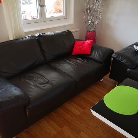 Sofa i kunstskinn, recliner | FINN.no Sofa i kunstskinn, recliner | FINN.no