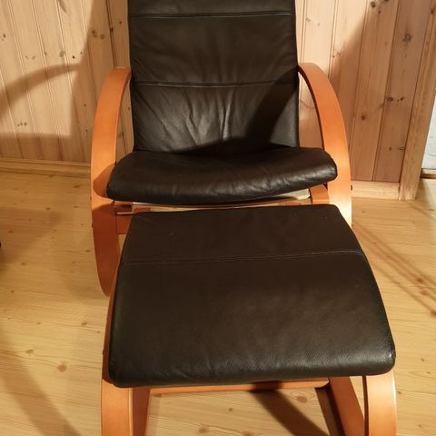 Ikea Poeng lenestol i skinn mfotskammel | FINN.no Poeng Lenestol Skinn m fotskammel fra IKEA | FINN.no