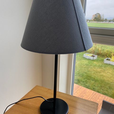 IKEA RODD Bordlampe med lampeskjerm av gråfarge velur fra IKEA Rodd lampe | FINN.no