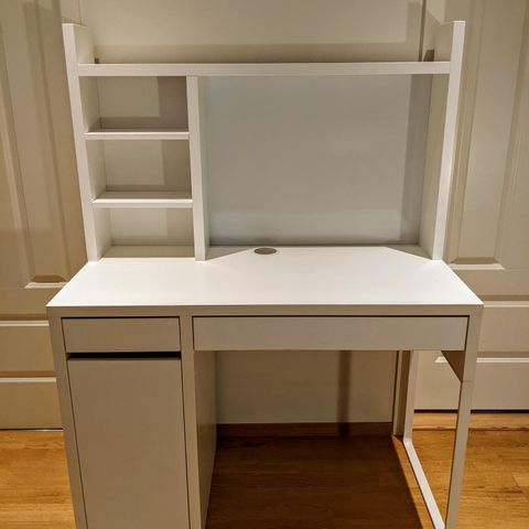 IKEA skrivebord | FINN.no BBB skrivebord med hylle og skuffeseksjon | FINN.no