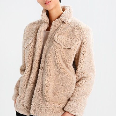 Teddy coat teddy jakke fra Gina Tricot. Kun brukt én gang Teddy coat teddy jakke fra Gina Tricot. Kun brukt én gang