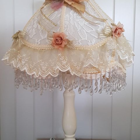Nydelig vintage lampe, porselen, silkeskjerm, rosa, gull Nydelig vintage lampe, porselen, silkeskjerm, rosa, gull
