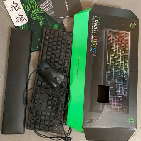 Rått gaming skrivebord med LED lys!! | FINN.no Rått gaming skrivebord med LED lys!! | FINN.no