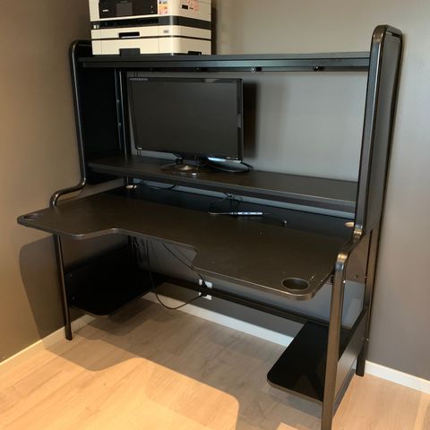 Rått gaming skrivebord med LED lys!! | FINN.no Rått gaming skrivebord med LED lys!! | FINN.no
