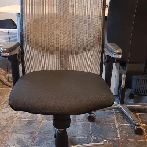 Blå kontorstol i stoff passer barn og voksen | FINN.no Blå kontorstol i stoff passer barn og voksen | FINN.no