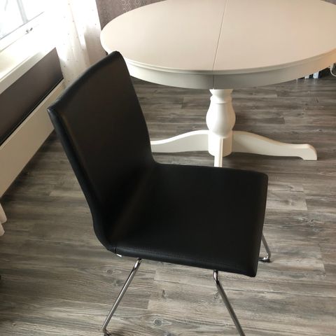 3 design stoler og bord fra møbelgalleriet | FINN.no 3 design stoler og bord fra møbelgalleriet | FINN.no