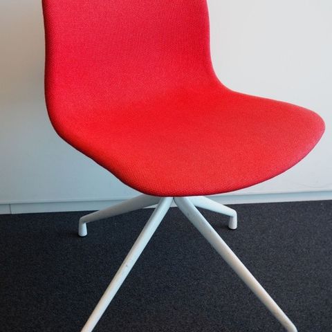 14 stk Hay About a chair AAC10 konferansestol i turkis stoff 19 stk Hay About a chair AAC10 konferansestol i grønt stoff