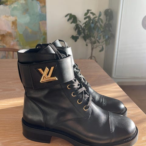Louis Vuitton Discovery flat ankle 