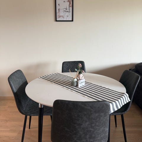 Rundt hvitt bord med 3 brune stoler selges | FINN-torget