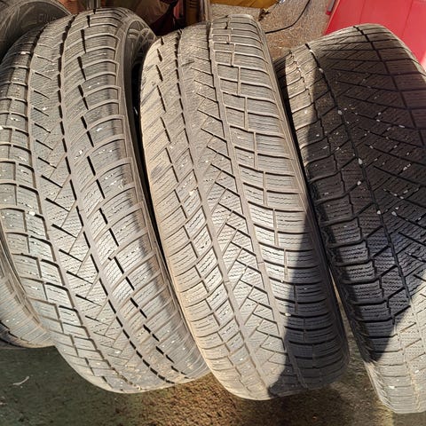 235/60r18 og 225/60r18. Piggfri dekk | FINN-torget