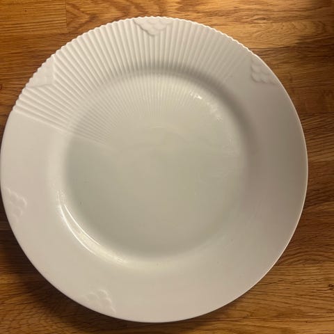 7 ubrukte Royal Copenhagen Hvit Riflet tallerkener (22 cm) i ...