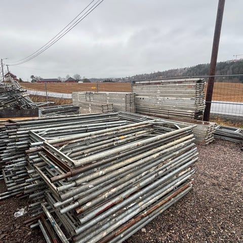 Parti med stillasutstyr +/- plattformer, trapper, rekkverk ...