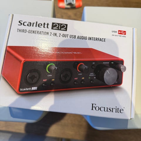 Focusrite Scarlett 2i2 lydgrensesnitt rød | FINN-torget