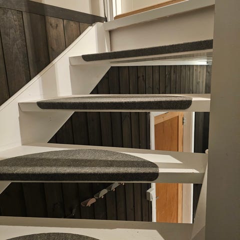 Ny trapp! 90tett med eik trinn, opptrinn og håndlister | FINN-torget