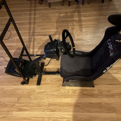 Treq Sim Racing Rig med Stol, Logitech ratt og pedaler | FINN-torget