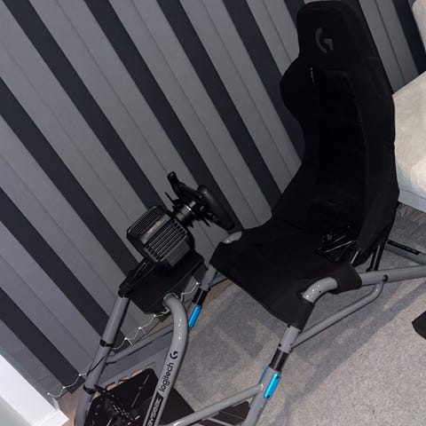 Treq Sim Racing Rig med Stol, Logitech ratt og pedaler | FINN-torget