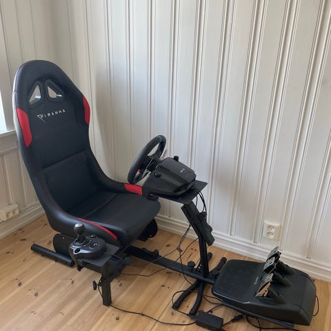 Piranha racingsete med Hori ratt og pedaler til Xbox | FINN-torget
