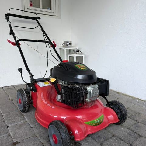 Selvgående! Jonsered bensin gressklipper med oppsamler og rød | FINN-torget