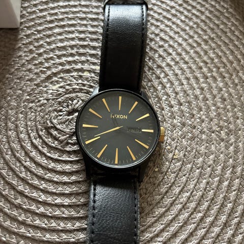 Nixon Sentry SS, 42 mm, Svart med roségulldetaljer | FINN-torget