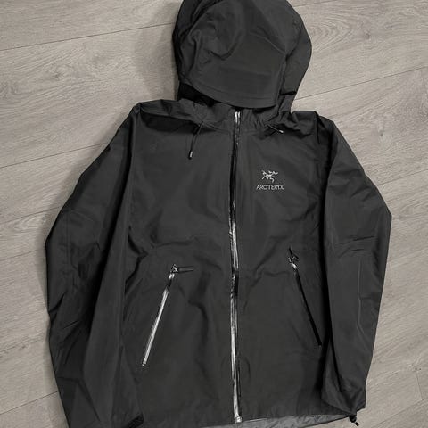 Sjelden Arc’teryx LEAF caps selges | FINN-torget