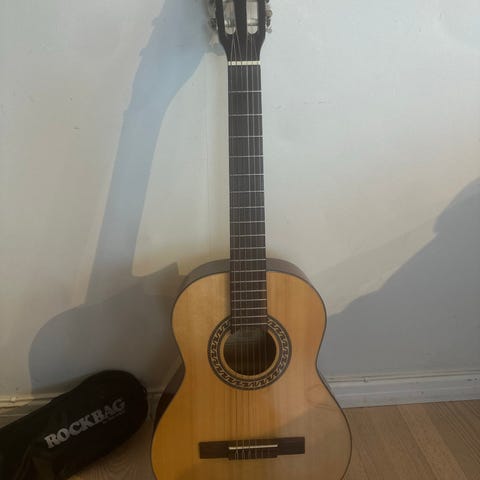 Sort akustisk gitar - Cataluña C61 | FINN-torget