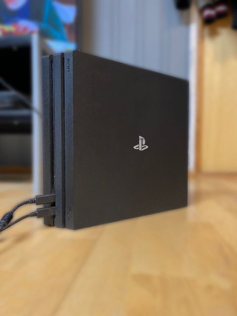 PlayStation 4 Pro 1TB med 4 spill og en kontroll med kabel, brukt til salgs  Oslo