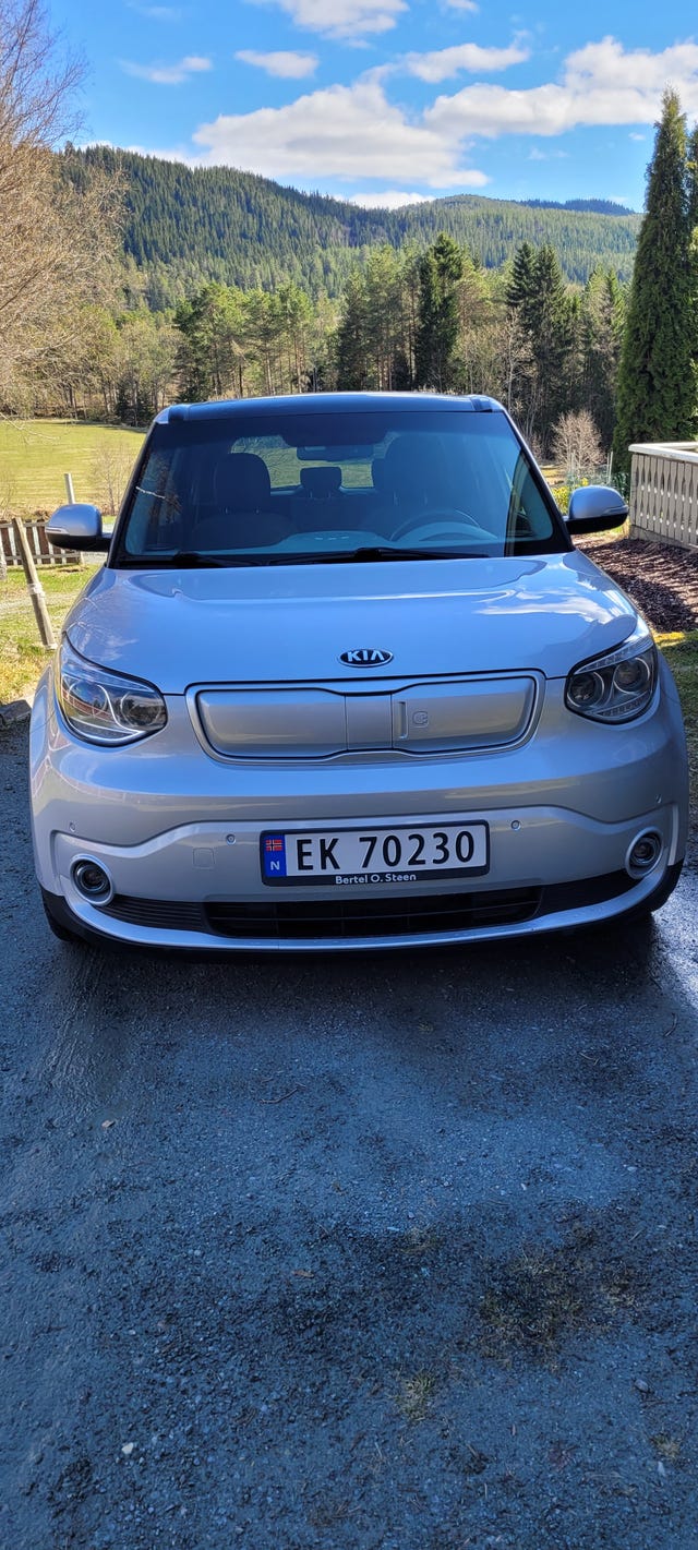 KNAJX81EFJ7028856 2018 KIA SOUL-4